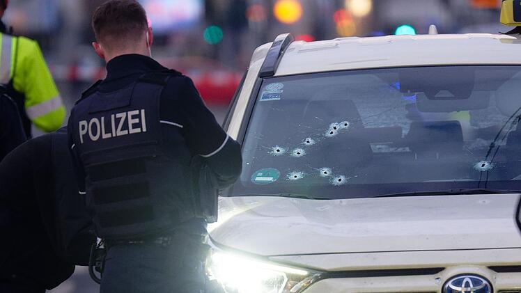 Sch&uuml;sse auf Taxi-Fahrgast