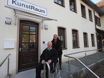 Albert Geinzer und Wolfgang Jörg testen die Rampe und befinden sie für gut. Jörg ist allerdings "Läufer" und sitzt nicht im Rollstuhl. Fotos: Michael Busch