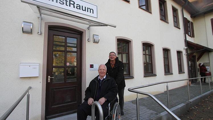 Albert Geinzer und Wolfgang Jörg testen die Rampe und befinden sie für gut. Jörg ist allerdings "Läufer" und sitzt nicht im Rollstuhl. Fotos: Michael Busch