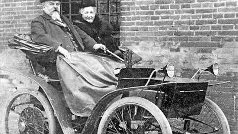 Dieses Foto stammt laut Aufrschrift auf der Karte aus dem Jahr 1903: Nun hat das Fahrzeug schon Vollgummireifen und ist gefedert.