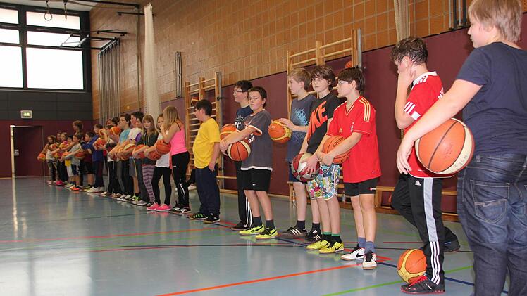 Interessiert lauschten die Mittelschüler den Anleitungen.