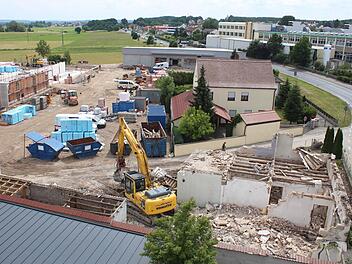 Während an den Grenzen des Areals für das Einkaufszentrum an der B 470 in Höchstadt-Süd die neuen Hallen gerade hochgezogen werden, hat der Abriss der älteren Wohngebäude schon begonnen. Foto: Andreas Dorsch