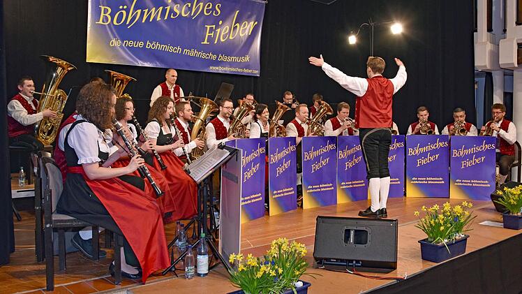 Ein vielfältiges Programm mit schönen böhmischen und mährischen Polkas, Märschen, Walzern und Liedern bot das "Böhmische Fieber" bei seinem Konzert in der Stadthalle in Haßfurt unter der Leitung von Florian Unkauf.