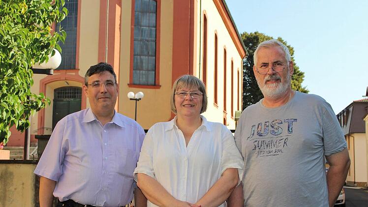 Dekan Michael Krammer (von links), Elli Lummel-Müller und Mesner Jürgen Müller bereiten die diesjährige Prozession auf den Volkersberg vor. Foto: Julia Raab