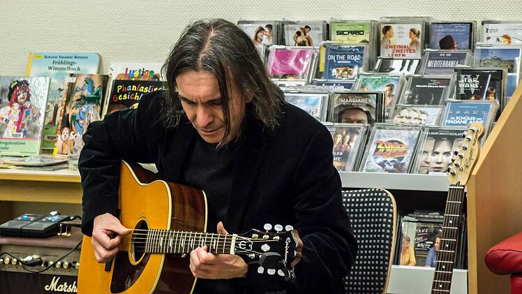 Manfred Kern und Harry Düll (Gitarre) gestalteten eine musikalische Lesung in der Stadtbücherei. Fotos: Jochen Berger