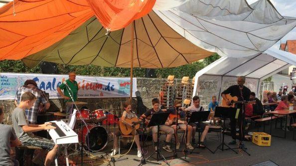 Die Musikschule Bad Brückenau trat gleich mit mehrern Gruppen beim Lindenfest auf. Foto: Ralf Gundelach