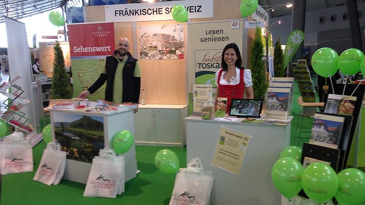 Messe CMT Stuttgart 2017: Bianca Müller mit Matthias Helldörfer, Marketingleiter der Tourismuszentrale Fränkische Schweiz.