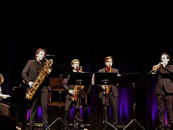 Das Alliage Quintett in der Stadthalle Bad Neustadt (von rechts): Daniel Gauthier, Miguel Vallés Mateu, Simon Hanrath, Sebastian Pottmeier und Jang Eun Bae.  Foto: Werner Vogel