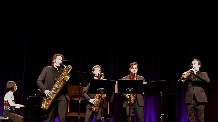 Das Alliage Quintett in der Stadthalle Bad Neustadt (von rechts): Daniel Gauthier, Miguel Vallés Mateu, Simon Hanrath, Sebastian Pottmeier und Jang Eun Bae.  Foto: Werner Vogel