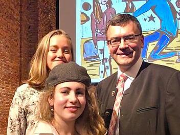 Große Freude für die jungen Künstlerinnen am Bamberger Dientzenhofer-Gymnasium: Anina Decker (vorne) und Jasmine Paris wurden von Staatsminister Florian Herrmann geehrt. Foto: privat