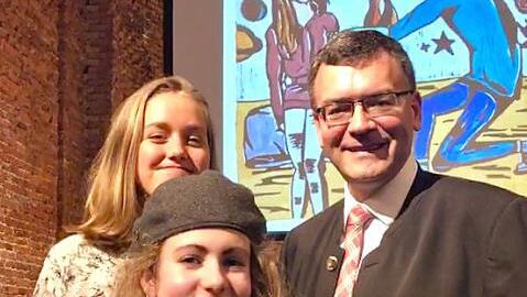 Große Freude für die jungen Künstlerinnen am Bamberger Dientzenhofer-Gymnasium: Anina Decker (vorne) und Jasmine Paris wurden von Staatsminister Florian Herrmann geehrt. Foto: privat