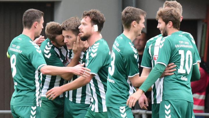 Nach einigen Spielen ohne eigenen Treffer, durfte sich Gro&szlig;bardorfs Torj&auml;ger Simon Snaschel (Dritter von rechts) beim 4:2 gegen die DJK Vilzing gleich zweimal herzen lassen. Foto:  Anand Anders