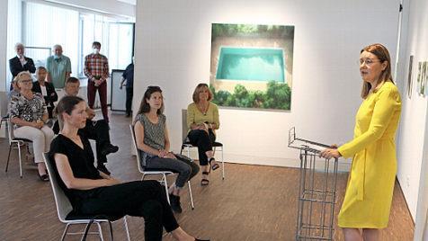Die beiden Künstlerinnen Stefanie Hofer (vorne links) und Melanie Siegel (rechts daneben) wurden von Sabine Raithel in der Galerie des KKV herzlich begrüßt.