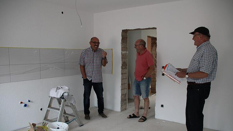 Der Vorstand der Baugenossenschaft in einer der neuen Küchen: Rüdiger Joachim (von links), Heribert Jakobsche, Anton Kiefer Foto: Ulrike Müller