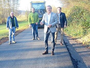 Dirk Raupach (Bauamtsleiter Gemeinde Stockheim, von links), Wolfgang Kreul, Christian Heiß (Geschäftsführer Guttenberger Straßenbau), Bürgermeister Rainer Detsch, Rainer Förtsch (Geschäftsleiter Gemeinde Stockheim) und Bürgermeister Stefan Heinlein (Markt Pressig) besichtigten die Sanierung des Wirtschaftsweges zwischen Welitsch und Neukenroth im Weißbachgrund. Foto: Karl-Heinz Hofmann