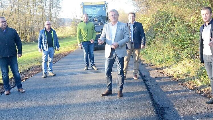 Dirk Raupach (Bauamtsleiter Gemeinde Stockheim, von links), Wolfgang Kreul, Christian Heiß (Geschäftsführer Guttenberger Straßenbau), Bürgermeister Rainer Detsch, Rainer Förtsch (Geschäftsleiter Gemeinde Stockheim) und Bürgermeister Stefan Heinlein (Markt Pressig) besichtigten die Sanierung des Wirtschaftsweges zwischen Welitsch und Neukenroth im Weißbachgrund. Foto: Karl-Heinz Hofmann