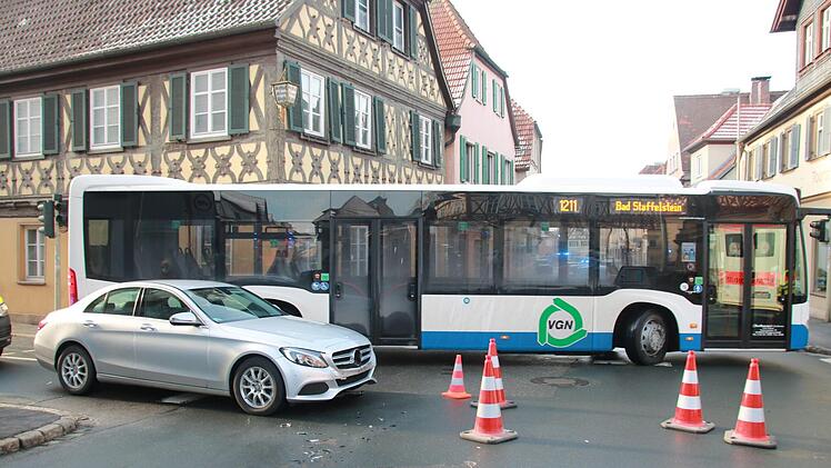 Der aus der Horsdorfer Straße in die Kreuzung einfahrende Mercedes touchierte den Jeep, so dass dieser auf die Seite kippte. Die Kreuzung  war rund eine Stunde gesperrt.