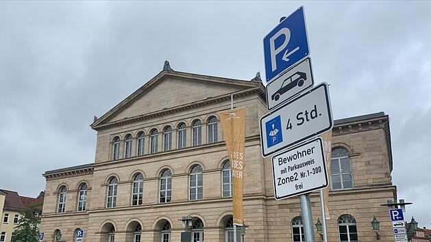 Sonderregelung w&auml;hrend der massiven Verkehrsbehinderungen in der Innenstadt: Maximal f&uuml;r vier Stunden darf jetzt auf dem Schlossplatz geparkt werden; f&uuml;r Inhaber eines Bewohner-Parkausweises gibt es kein zeitliches Limit.
