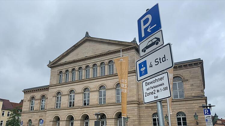 Sonderregelung während der massiven Verkehrsbehinderungen in der Innenstadt: Maximal für vier Stunden darf jetzt auf dem Schlossplatz geparkt werden; für Inhaber eines Bewohner-Parkausweises gibt es kein zeitliches Limit.