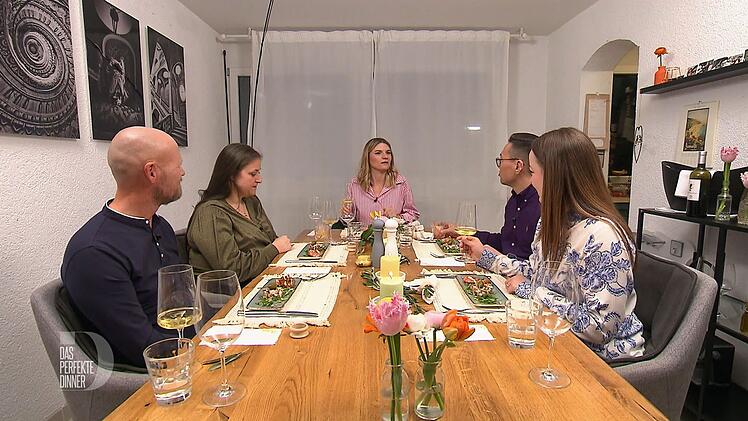 An Tag 3 trifft sich die Stuttgarter "Dinner"-Runde bei Joan (33) in Esslingen.