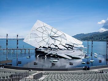 Die Seeb&uuml;hne Bregenz 2026 mit einem spektakul&auml;ren B&uuml;hnenbild zu "La Traviata". Ein Riesenspiegel zerf&auml;llt in Scherben.