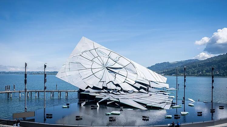 Die Seeb&uuml;hne Bregenz 2026 mit einem spektakul&auml;ren B&uuml;hnenbild zu "La Traviata". Ein Riesenspiegel zerf&auml;llt in Scherben.
