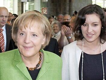 Kanzlerin Angela Merkel und Dorothee Bär bei einem gemeinsamen Wahlkampfauftritt in Bad Kissingen. Foto: Edgar Bartl (Archiv)