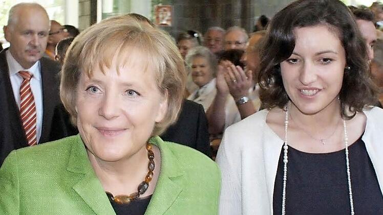 Kanzlerin Angela Merkel und Dorothee Bär bei einem gemeinsamen Wahlkampfauftritt in Bad Kissingen. Foto: Edgar Bartl (Archiv)