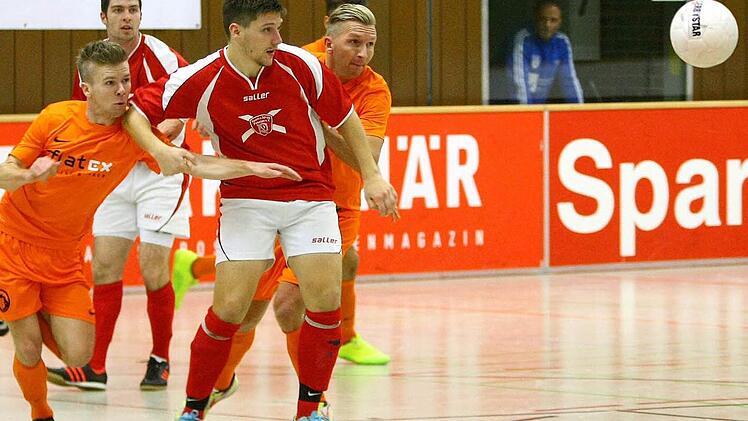 Den Ball imVisier - von links: Florian Böhmer (ATS), Tobias Geppert (Peesten), Jan Härtel und Johannes Adam.