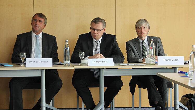 Mit Hilfe der LfA Förderbank Bayern können Unternehmen zinsverbilligte Darlehen erhalten. Das ist für die Firmen eine spürbare Entlastung. Das Bild zeigt (von links): den stellvertretenden LfA-Vorstandsvorsitzenden Thies Claussen, Wolfgang Puff von der WSE Kronach und Thomas Engel von der Regierung von Oberfranken.   Foto: Friedwald Schedel