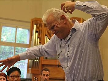 Professor Johann Mösenbichler probt mit den Kurs-Teilnehmern. Fotos: Gerd Schaar