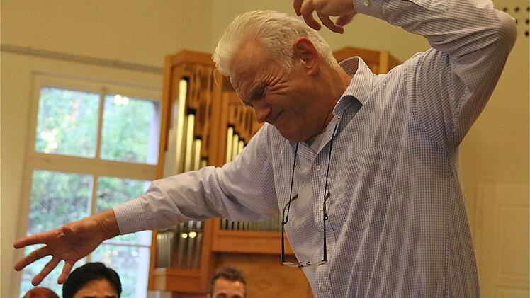 Professor Johann Mösenbichler probt mit den Kurs-Teilnehmern. Fotos: Gerd Schaar