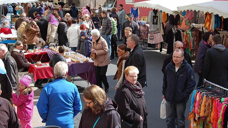 Viel los war in den Straßen von Oberthulba beim Ostermarkt am Montag.   Foto: Günther Straub