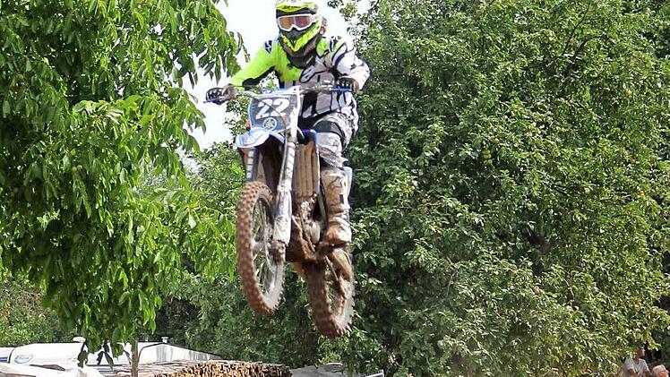 Erstmals an den Start ging auch 2. Vorsitzender Matthias Huppmann, der hier kräftig abhebt.