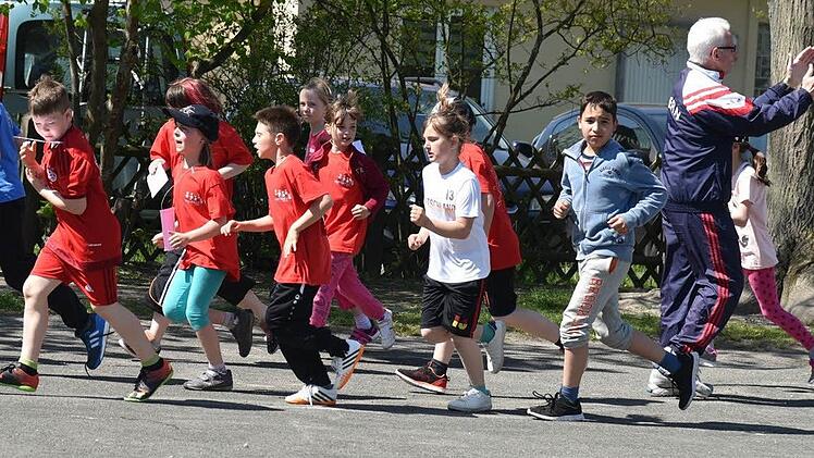 Weltmeister Hermann Beckering spornt die Kinder an. Foto: Gabi Arnold