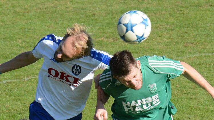 Kopf auf Kopf statt Ball auf Kopf kann durchaus schmerzhaft sein. Hoffentlich sind diese beiden Spieler von Sulzthal (links) und Untererthal von dieser Erfahrung verschont geblieben.  Foto: ssp