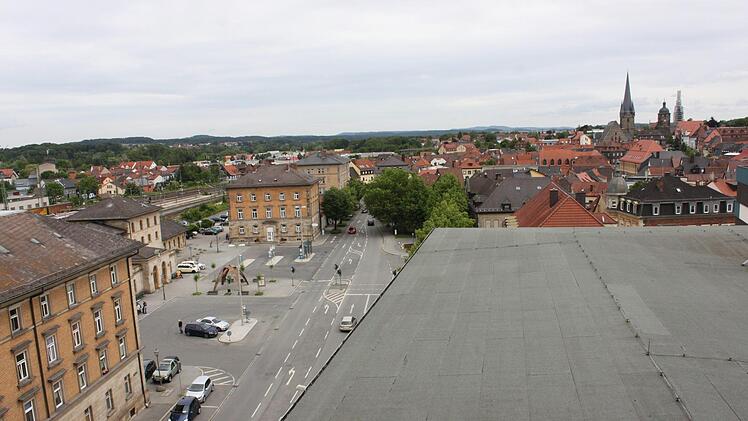 Die Idee, im fünften Obergeschoss ein Terrassencafé mit "dem schönsten Blick über Lichtenfels" (Bild) zu errichten, ist schon einige Jahre alt, könnte aber immer noch umgesetzt werden, wenn sich ein Betreiber fände. Gegenüber einem Tanzlokal, wie vor zehn Jahren angedacht, hatten Anwohner Bedenken wegen möglicher Lärmbelästigung angemeldet. Dafür wären auch höhere Investitionen erforderlich gewesen.