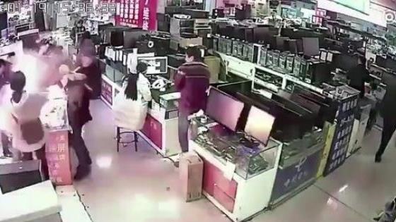 Nachdem der Mann in den iPhone-Akku gebissen hatte, explodierte dieser. Foto: Miaopai.com