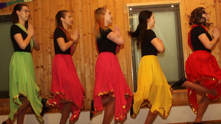 Die Tanzgruppe Emotion-Dance aus Weidach eröffnete das Narrenspektakel in Welsberg. Foto: Michael Stelzner