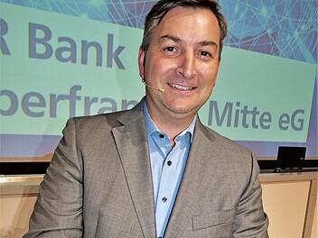 Der Journalist und Fernsehmoderator Markus Gürne war zu Gast beim Wertpapierforum der VR-Bank Oberfranken Mitte. Foto: Werner Reißaus