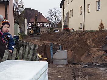 Aufregende Sache: Dem kleinen Lukas und seiner Oma Michaela Großhäuser gefällt die Baustelle im Schlossgraben.  Foto: Stadt