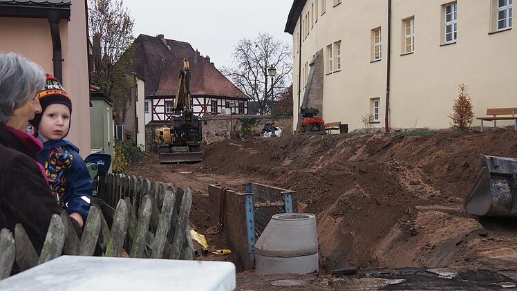 Aufregende Sache: Dem kleinen Lukas und seiner Oma Michaela Großhäuser gefällt die Baustelle im Schlossgraben.  Foto: Stadt