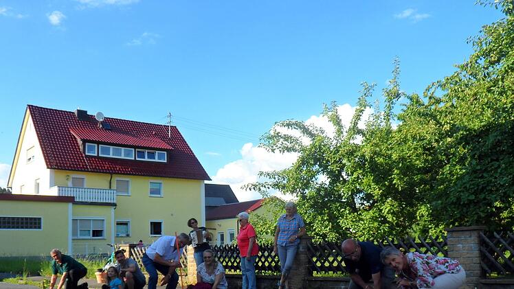 Die Teilnehmer bei der Pflanzaktion. Foto: Heike Schülein