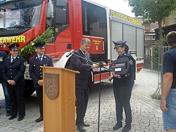 Bürgermeister Gerhard Wunder übergibt sichtlich erfreut den Schlüssel an Kommandantin Kerstin May. Foto: Susanne Deuerling