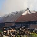 Wohnhaus und Lagerhalle stehen in Flammen: Mehrere Bewohner und Feuerwehrleute verletzt