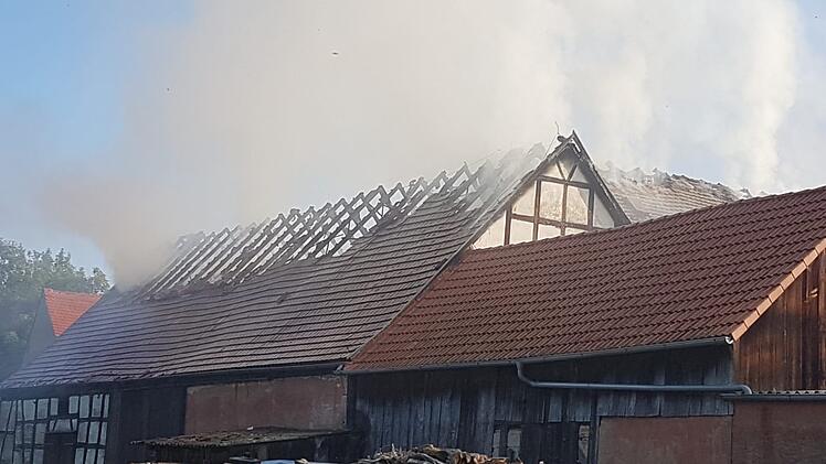 Wohnhaus und Lagerhalle stehen in Flammen: Mehrere Bewohner und Feuerwehrleute verletzt