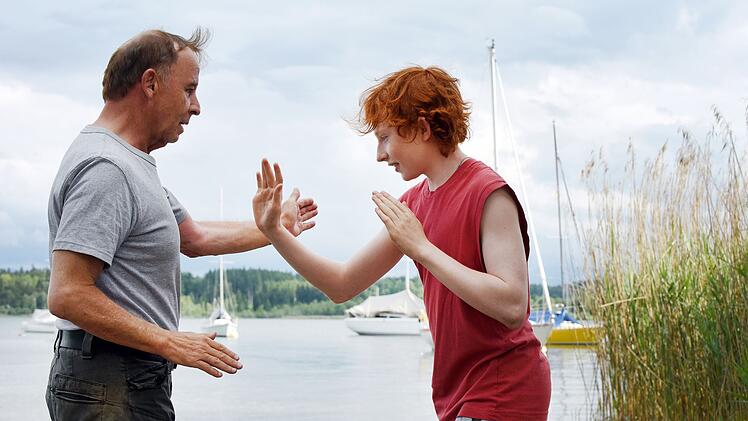 Linus (Xari Wimbauer, rechts) fehlt eine feste Vaterfigur in seinem Leben. Da kommt ihm der strenge Gremme (Alexander Held) gerade recht, der ihm hilft, sich in der Schule gegen seine Mobber zu wehren.