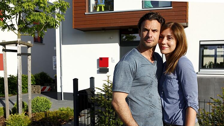 Gl&uuml;ckliches Paar? Nur scheinbar! Zwischen Anne (Ulrike C. Tscharre) und Jan B&ouml;rner (Stephan Luca) l&auml;uft so einiges schief ... Das wird den beiden allerdings erst bewusst, als es schon fast zu sp&auml;t ist.