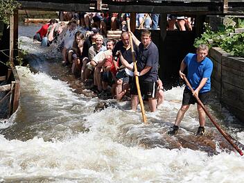 Sommerspaß und Touristenattraktion:   Floßfahrten  in  Wallenfels.   Ganz ungefährlich sind sie  nicht.    Foto: Archiv/dpa