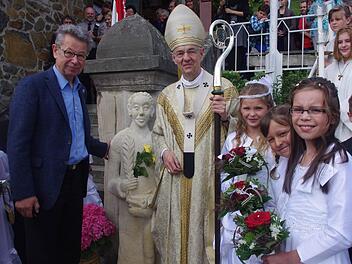 Gottfried Grau und Erzbischof Ludwig Schick (von links) sowie einige Kommunionkinder nach der Einweihung der Pankratius-Figur